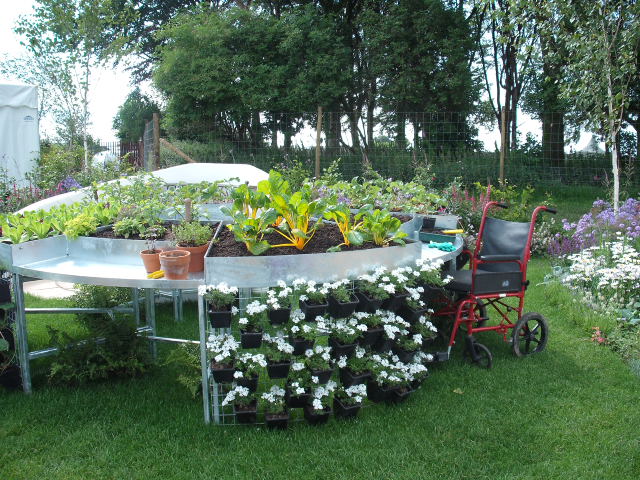 Wheelchair accessible potting bench
