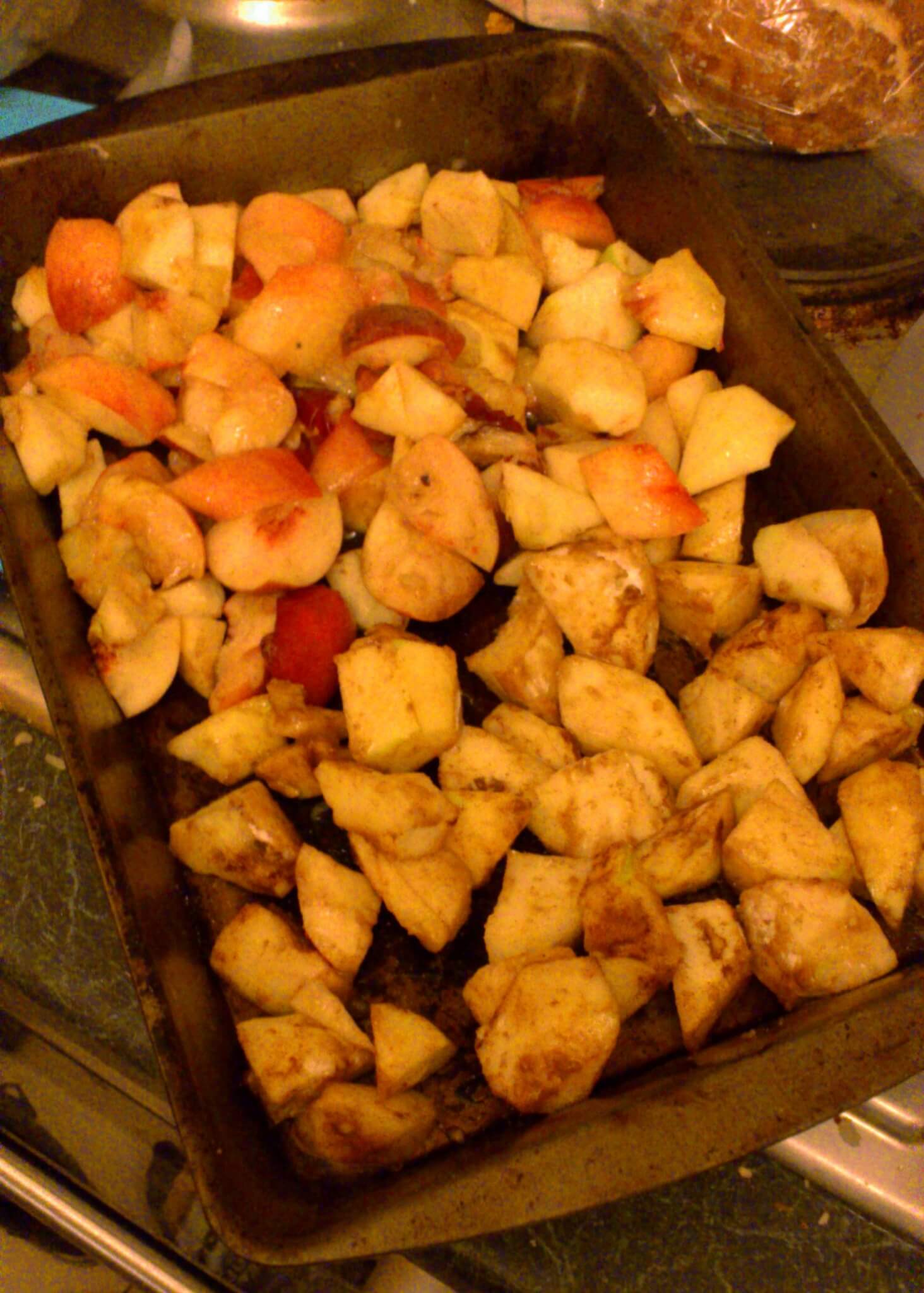 My fruits before adding the topping. I put only apples in one half of the pan, and both fruits in the other half.