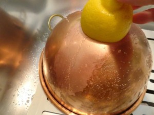 Cleaning_Copper_With_Lemon